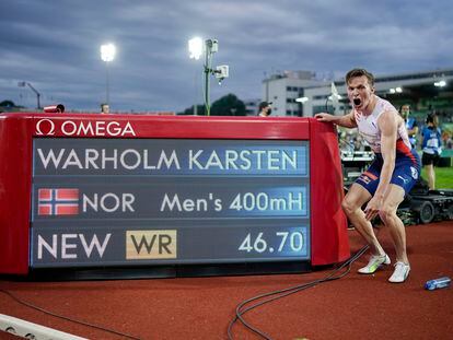 Karsten Warholm ante el cronómetro que marca su récord.