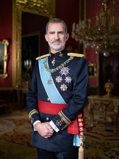 El rey Felipe, fotografiado por Estela de Castro en el Palacio Real de Madrid, con uniforme del Ejército de Tierra. Lleva el traje de gala y el Toisón de Oro, la máxima condecoración.