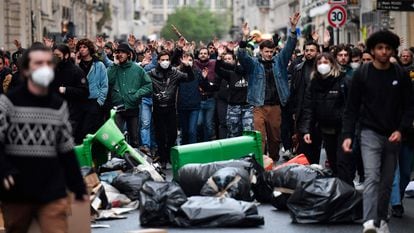 Protesta tras la aprobación de los puntos esenciales de la reforma de las pensiones de Macron por parte del Consejo Constitucional, este viernes en París.