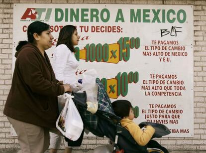 Varias personas pasan delante de un cartel de remesas en Chicago