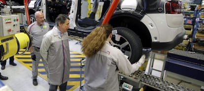 Fotografía facilitada por la Comunidad de Madrid de su presidente, Ignacio González (c), durante una visita a la planta del Grupo PSA Peugeot Citröen en Villaverde, Madrid. EFE/Archivo