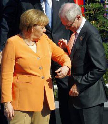 El presidente del Consejo Europeo, Herman Van Rompuy (d), junto a la canciller de Alemania, Angela Merkel (i), durante la foto oficial de la primera Cumbre de la Comunidad de Estados Latinoamericanos y Caribeños (Celac) y la Unión Europea (UE), en Santiago de Chile.