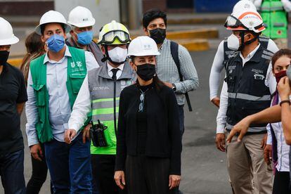 La Jefa de Gobierno, Claudia Sheinbaum, recorre la zona del derrumbe del metro de la Ciudad de México el 4 de mayo.