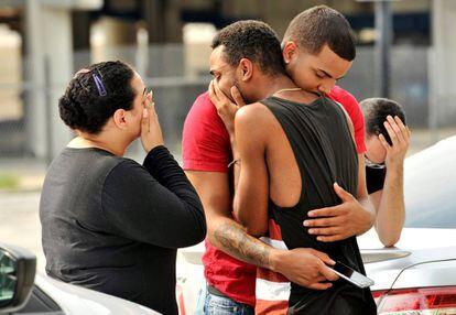Familiares y amigo se abrazan al recibir noticias de la investigaci&oacute;n de la la matanza de Orlando.  