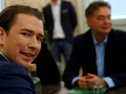 El conservador Sebastian Kurz, en primer plano, y el jefe de Los Verdes, Werner Kogler, durante conversaciones para formar gobierno el 15 de noviembe en Viena. 