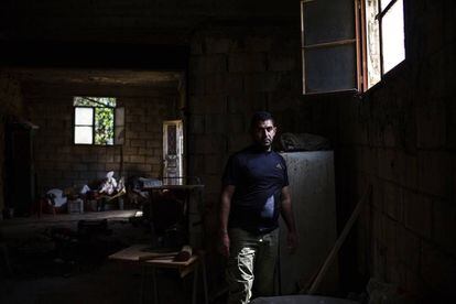 El mecánico Mohamed Mahdi, en su garaje en Beirut. Tenía 16 años cuando le hirió una bomba de racimo, en 2006.