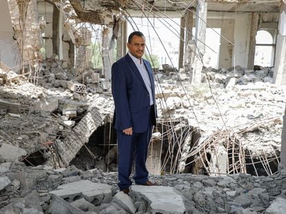 Ameen Jubran, fundador de la organización yemení Jeel Albena, dentro de una casa destrozada por un bombardeo en la ciudad de Saná. La Agencia de Naciones Unidas para los Refugiados (UNHCR) ha galardonado a Jeel Albena con el premio Nansen de los Refugiados 2021.