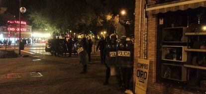 Policías desplegados en la calle de Monforte de Lemos.