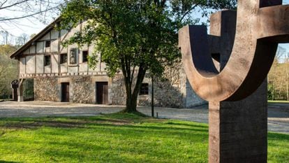 Eduardo Chillida adquirió en los años ochenta el caserío Zabalaga, del siglo XVI, para exponer ahí su trabajo y no depender de ninguna galería. En primer plano en la imagen, 'Arco de la libertad' (1993). |