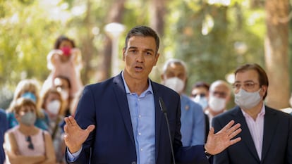 El presidente del Gobierno, Pedro Sánchez, durante su intervención tras visitar este jueves un hogar de mayores de Navalmoral de la Mata (Cáceres).