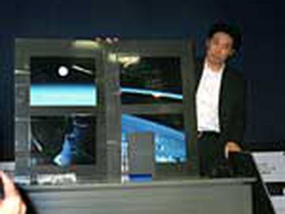 Teiyu Goto explica, en las oficinas de Sony en Tokio, el proceso que siguió para definir los colores de Playstation 2.