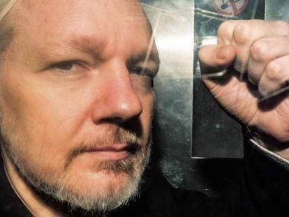 Assange, camino de un tribunal en Londres el pasado mes de mayo. En vídeo, el resumen de las actividades de espionaje realizadas por UC Global.