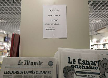 Un cartel muestra que ya no hay ejemplares de 'Charlie Hebdo' en un quiosco en Estrasburgo.