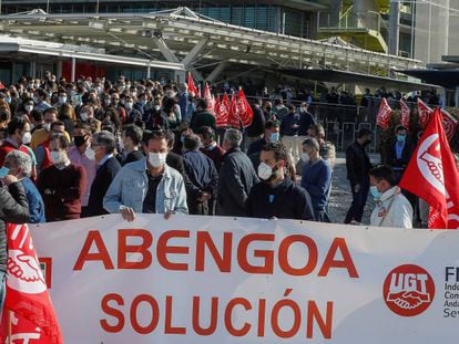 Trabajadores de Abengoa se manifiestan en la sede de la empresa, en Sevilla. 