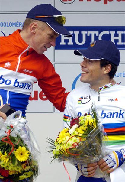 Erik Dekker, a la izquierda, saluda en el podio al español Óscar Freire.
