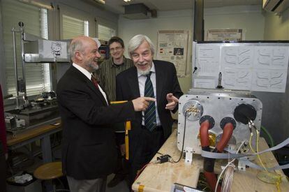 Rolf Heuer, director del CERN (a la derecha) junto a su colega Pier Oddone, director de Fermilab, (izquierda) durante una visita de este último al laboratorio europeo el pasado miércoles.