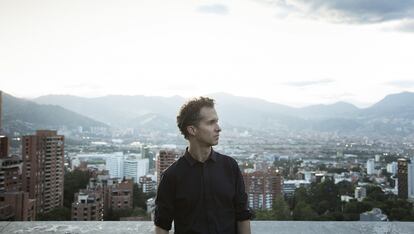Camilo Restrepo, en la azotea de la torre 5G de Medellín (Colombia), que proyectó en 2006.
