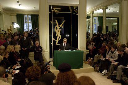 El 7 de enero de 2002, a los 65 años, Yves Saint Laurent (sentado tras la mesa) anunció su retirada y lo hizo acompañado de su socio, Pierre Bergé (a la izquierda de la imagen). En esta rueda de prensa leyó un comunicado en el que anunciaba el cierre de su casa de alta costura y no permitió preguntas.