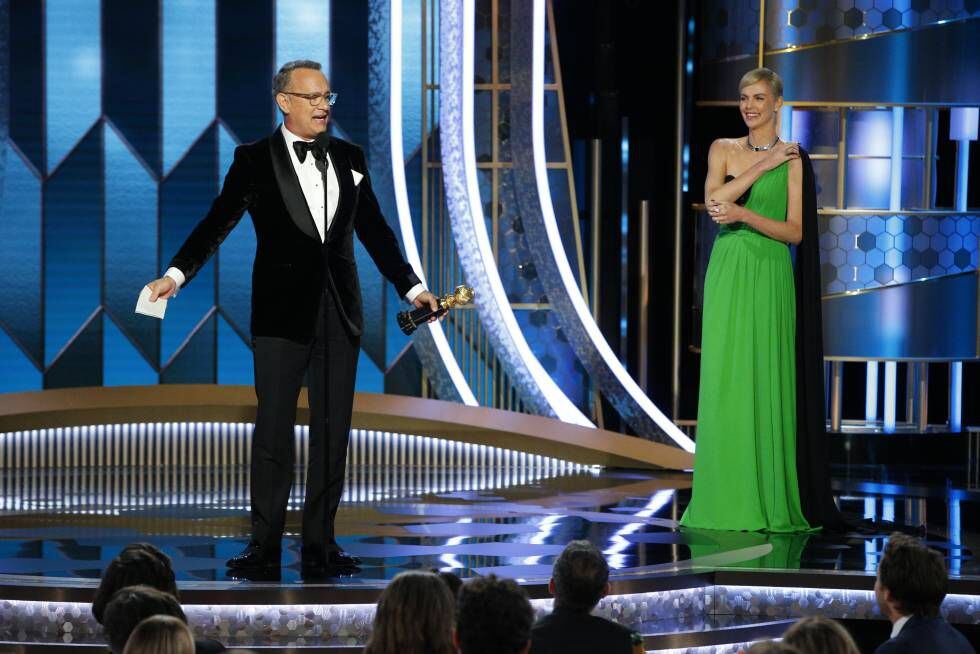Tom Hanks y Charlize Theron, en los Globos de Oro, el pasado 5 de enero.