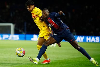 Lamine Yamal y Nuno Mendes, forcejean por la posesión del balón durante el partido.