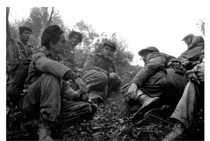 Guerrilleros en Sierra Maestra. Che Guevara (en el centro) y Fidel Castro, con gafas.