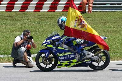 Dani Pedrosa da la vuelta de honor con la bandera española tras su incontestable triunfo en el Gran Premio de Malaisia, en Sepang, en la categoría de 250cc.