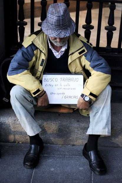 Un hombre pide en la calle en Madrid