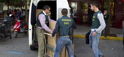 Tres agentes se incautan de documentación durante la Operación Heracles.