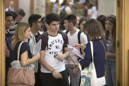 Varios estudiantes repasan sus apuntes este martes en Castellón.