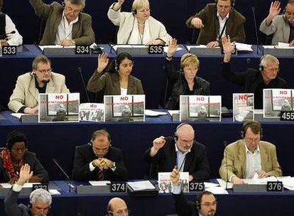 Parlamentarios de la Unión de la Izquierda Europea, en la fila del centro, con carteles en contra de la directiva de retorno, durante la votación.