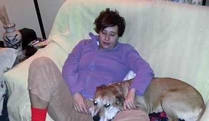 Teresa Romero con su perro " Excalibur", en una foto de la cuenta de Facebook de Javier Limón, su marido.
