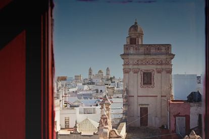 La casa de las cuatro torres de Cádiz es un ejemplo de la arquitectura típica de los cargueros de Indias, con una gran patio interior y torres vigías. En la imagen, vista de una de las torres desde la ventana de una habitación del hotel que hoy ocupa el edificio. |