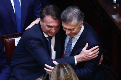 El expresidente de Brazil, Jair Bolsonaro, se abraza con el expresidente de Argentina, Mauricio Macri.