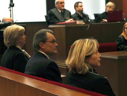 Irene Rigau (izquierda), Artur Mas y Joana Ortega, durante el juicio por el 9-N.