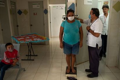 Luis Felipe Ceh, enfermero de Yaxunha, realiza un seguimiento continuo a las Amazonas donde controla su presión arterial y peso corporal.