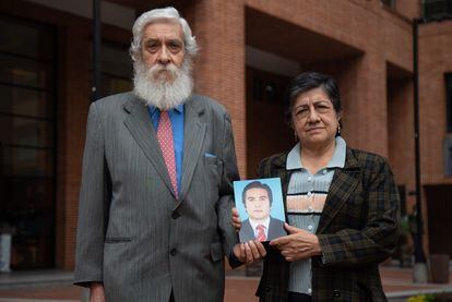 Padres de Eduardo Calderón, sosteniendo una foto de su hijo, en el norte de Bogotá, el pasado 29 de marzo.
