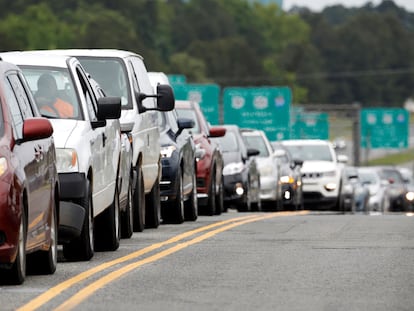 Vehículos formados en estación de Gasolina después del ataque a Colonial