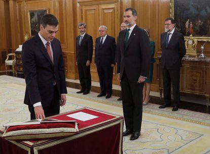 El líder del PSOE, Pedro Sánchez, promete ante el Rey el cargo de presidente del Gobierno.