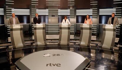 Desde la izquierda: los candidatos a la presidencia de la Generalitat Valenciana, Rubén Moreno (Podemos), XimoPuig (PSOE-PSPV), Isabel Bonig (PP), Mónica Oltra (Compromís) y Toni Cantó (Ciudadanos)