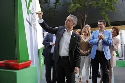 El lehendakari,Iñigo Urkullu, y el presidente del PNV, Andoni Ortuzar, participan en el mitin de inicio de la campaña electoral de los comicios generales del 26J