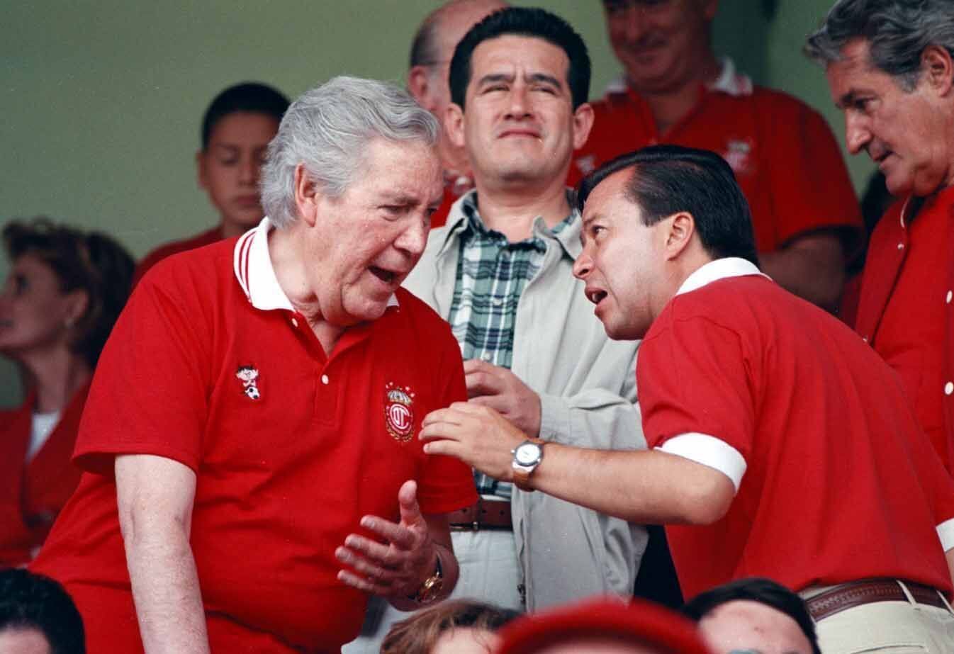 Carlos Hank González (izquierda) en un partido del club de fútbol Toluca, en el Estado de México, en 1999.
