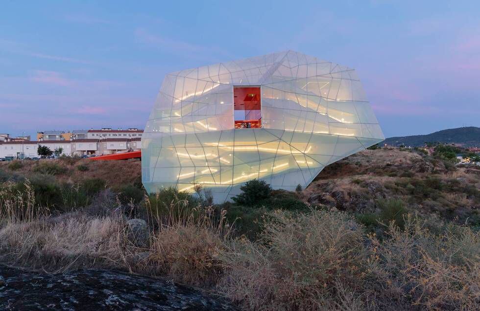Centro de congresos de Plasencia (Selgas Cano, 2017), una pieza traslúcida y autónoma posada en el paisaje, que posición al estudio madrileño como finalista en los premios Mies van der Rohe.