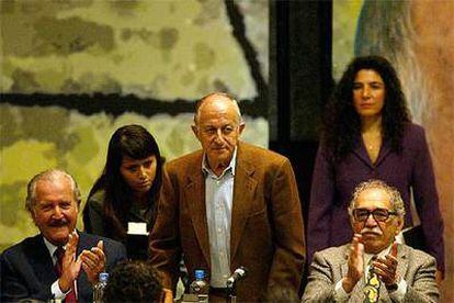 Juan Goytisolo (en el centro) con Carlos Fuentes y Gabriel García Márquez.