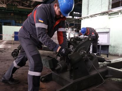 Empleados de Metinvest preparan un rodillo antiminas en una planta secreta este diciembre en el centro de Ucrania.