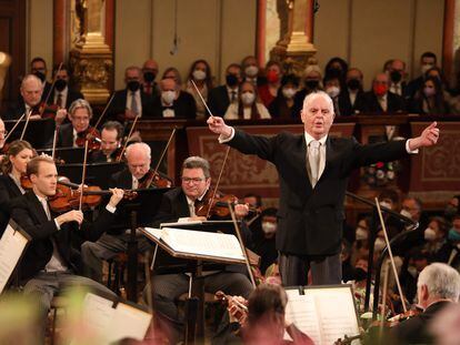 El pianista y director de orquesta hispanoargentino Daniel Barenboim dirige la Filarmónica de Viena durante el Concierto de Año Nuevo de 2022.