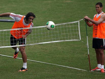 De Nigris cabecea ante la mirada de Chicharito, en un entrenamiento en Río.