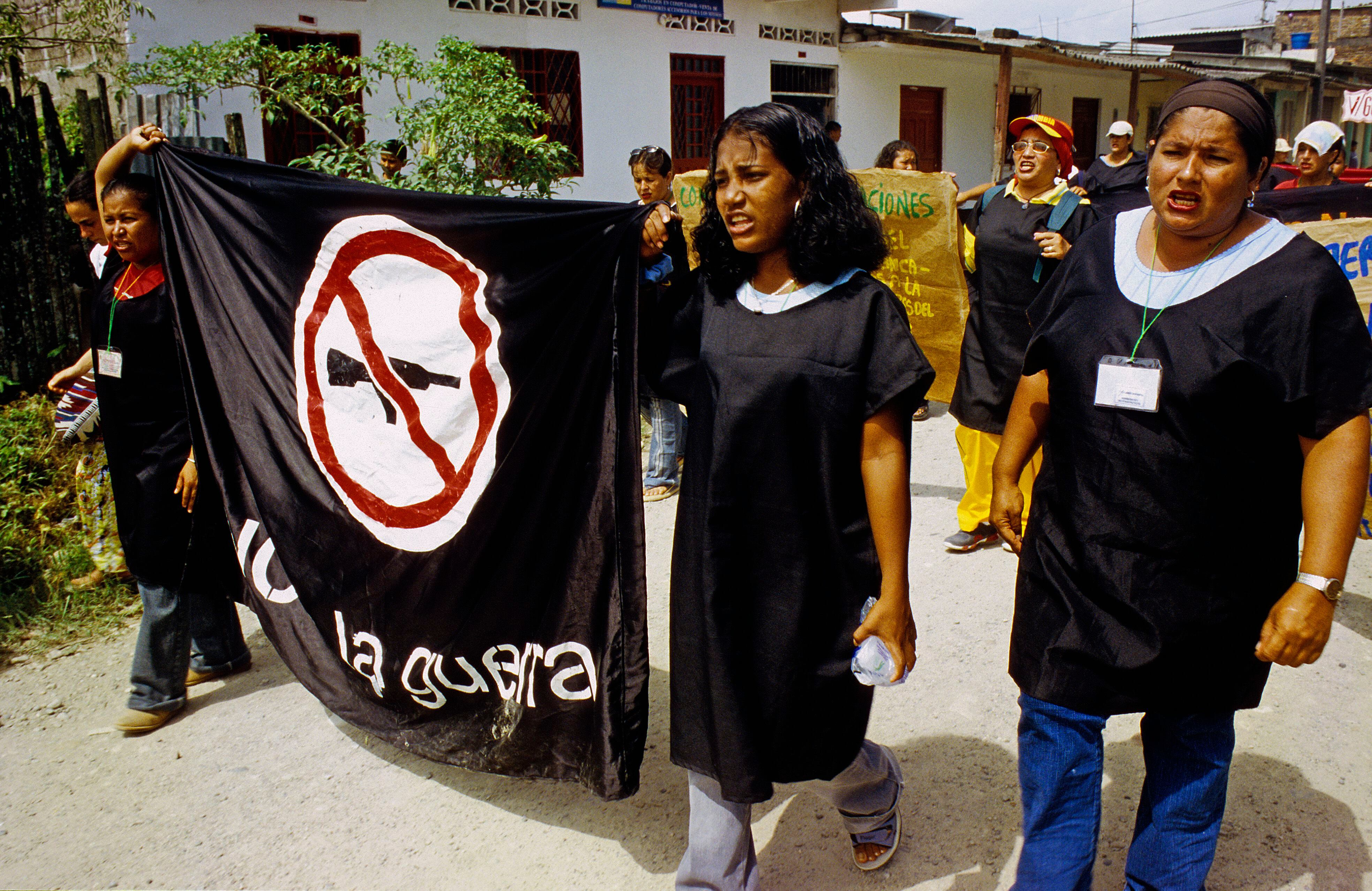 Ruta Pacífica de las Mujeres (organización social de mujeres colombianas por la paz) en una protesta contra la guerra en Colombia. La defensa de los derechos humanos  y el apoyo a las iniciativas de paz de la sociedad colombiana en medio del conflicto armado ha sido uno de los ejes de trabajo de la Taula en estos 20 años.