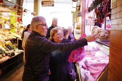 Joaquín y Antonia, jubilados, compran hoy en el Mercado de Triana.