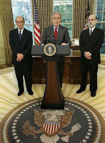 Alan Greenspan (izquierda), George Bush y Ben Bernanke, en el Despacho Oval en 2005.