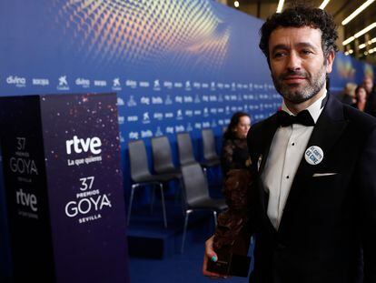 Rodrigo Sorogoyen, tras recibir el galardón a mejor dirección por 'As bestas'.